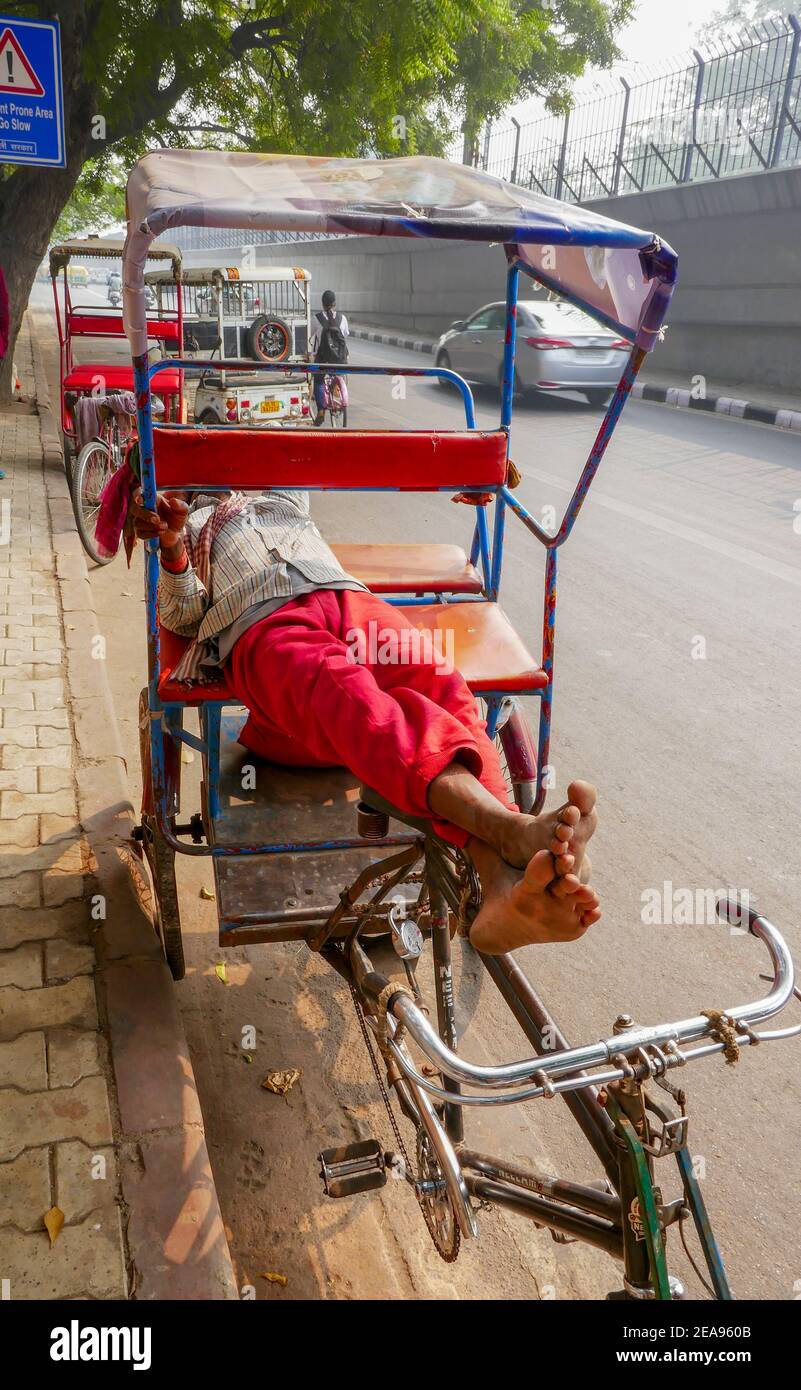 Pousse-pousse avec chauffeur endormi à Delhi, Inde Banque D'Images
