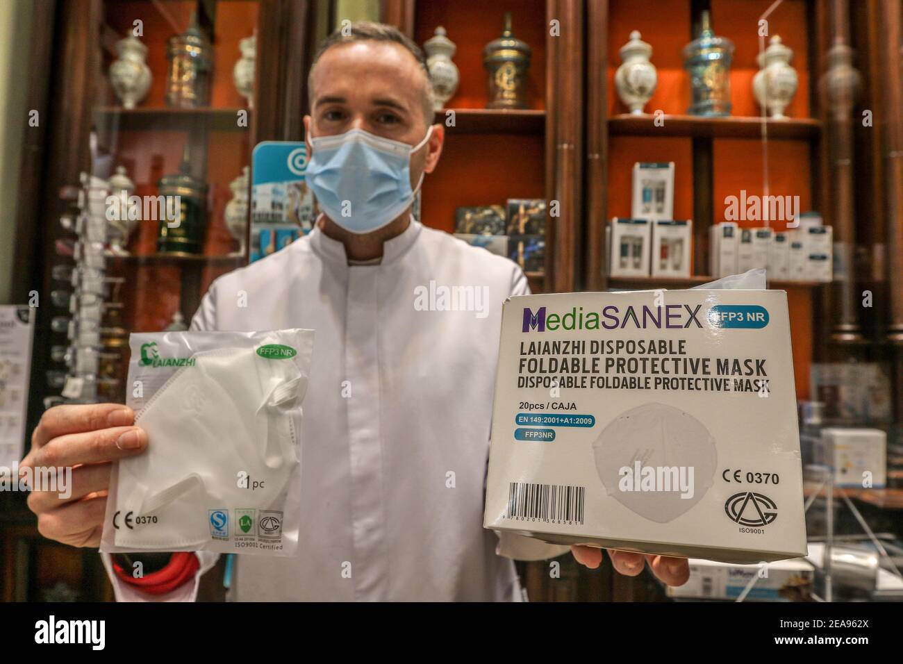 8 février 2021 : 8 février 2021 (Malaga) la demande de masques FFP2 triple. L'utilisation de protections plus sûres a stimulé les ventes. Aujourd'hui, le masque FFP3 est arrivé aux pharmacies de Malaga. Credit: Lorenzo Carnero/ZUMA Wire/Alay Live News Banque D'Images