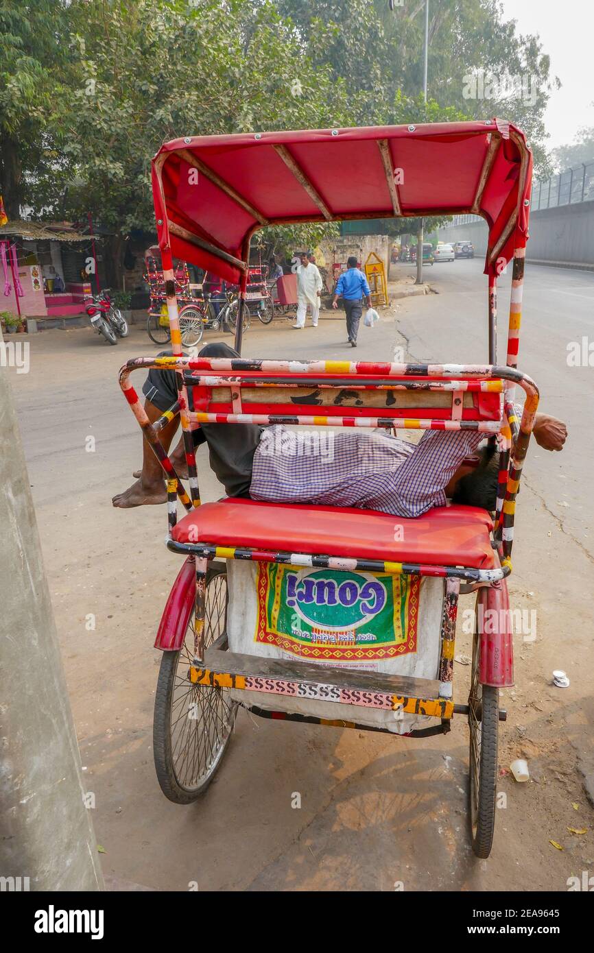 Pousse-pousse avec chauffeur endormi à Delhi, Inde Banque D'Images