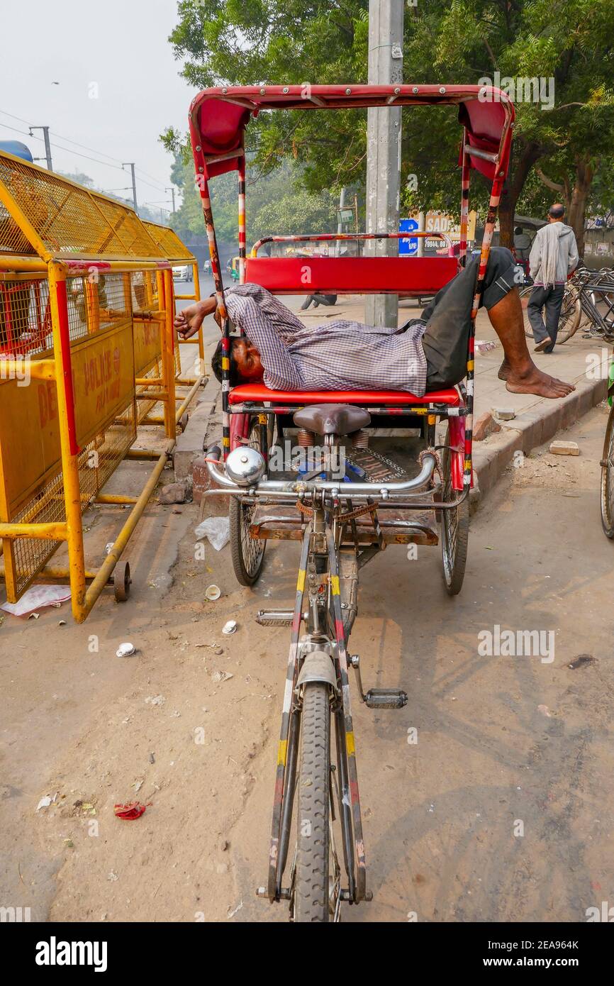 Pousse-pousse avec chauffeur endormi à Delhi, Inde Banque D'Images