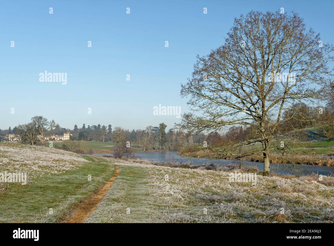 Bowood House and Park avec lac ornemental, paysagé par Capability Brown le matin d'hiver glacial, Derry Hill, Wiltshire, Royaume-Uni, décembre 2020. Banque D'Images