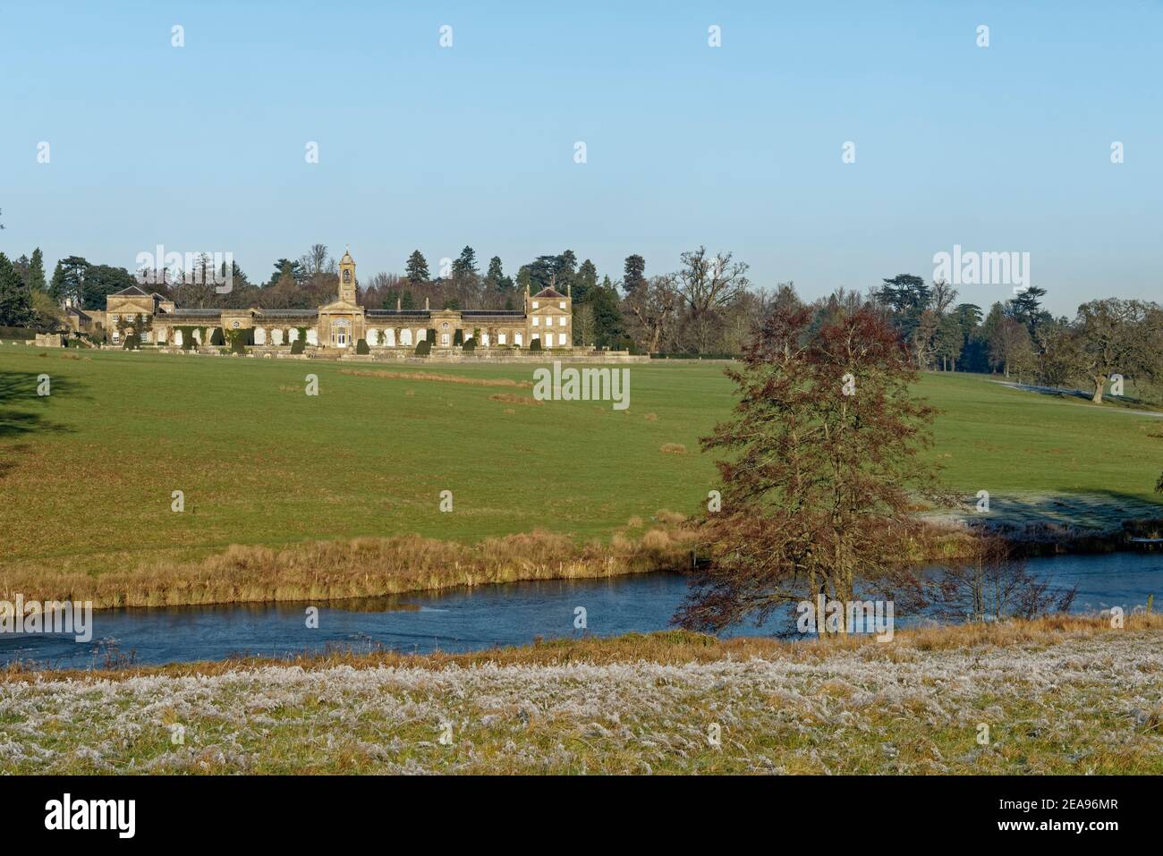 Bowood House and Park avec lac ornemental, paysagé par Capability Brown le matin d'hiver glacial, Derry Hill, Wiltshire, Royaume-Uni, décembre. Banque D'Images