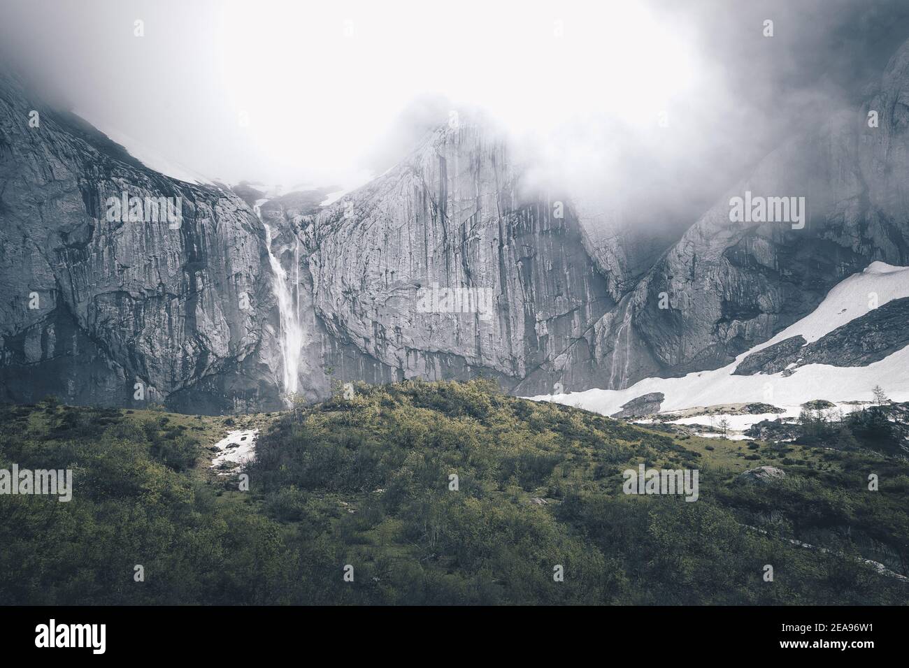 Paysage de montagne rugueux dans les Alpes suisses avec chute d'eau et neige Banque D'Images