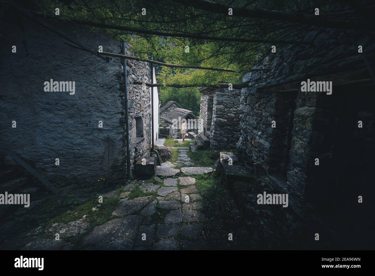 Un petit village médiéval dans une vallée suisse Banque D'Images