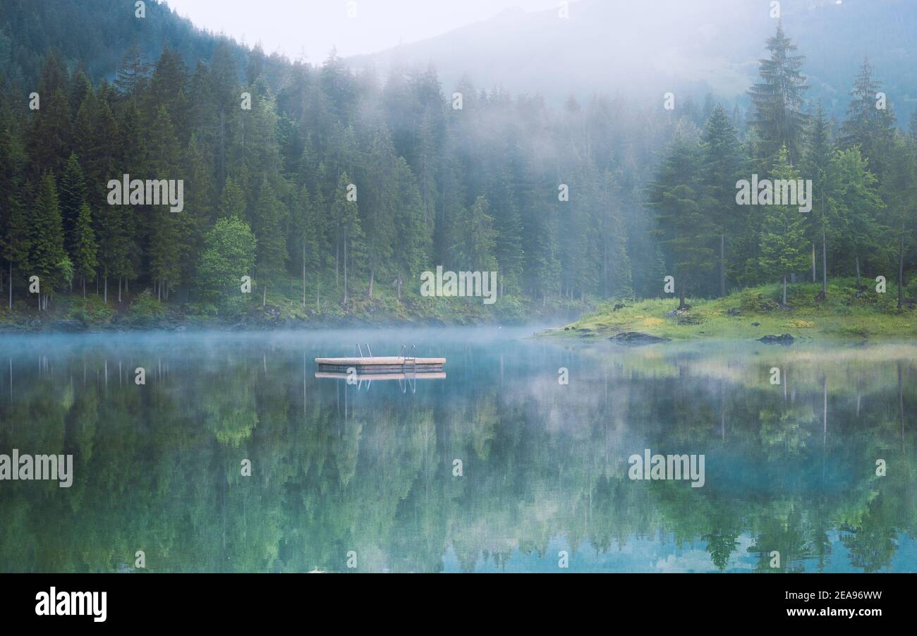 Lac Cauma au lever du soleil brumeux. Le paysage se reflète dans le lac Banque D'Images