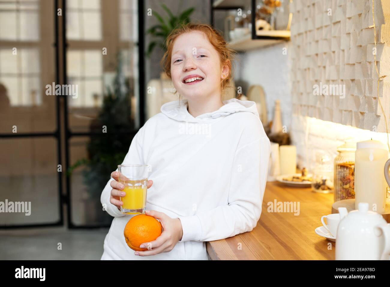 Une Jeune Fille Aux Cheveux Boucles Rouges Boit Du Jus D Orange Dans La Cuisine Des Aliments Sains Pour Bebe Photo Stock Alamy Une Jeune Fille Aux Cheveux Boucles Rouges Boit Du Jus D Orange Dans La Cuisine Des Aliments Sains Pour Bebe Photo Stock Alamy