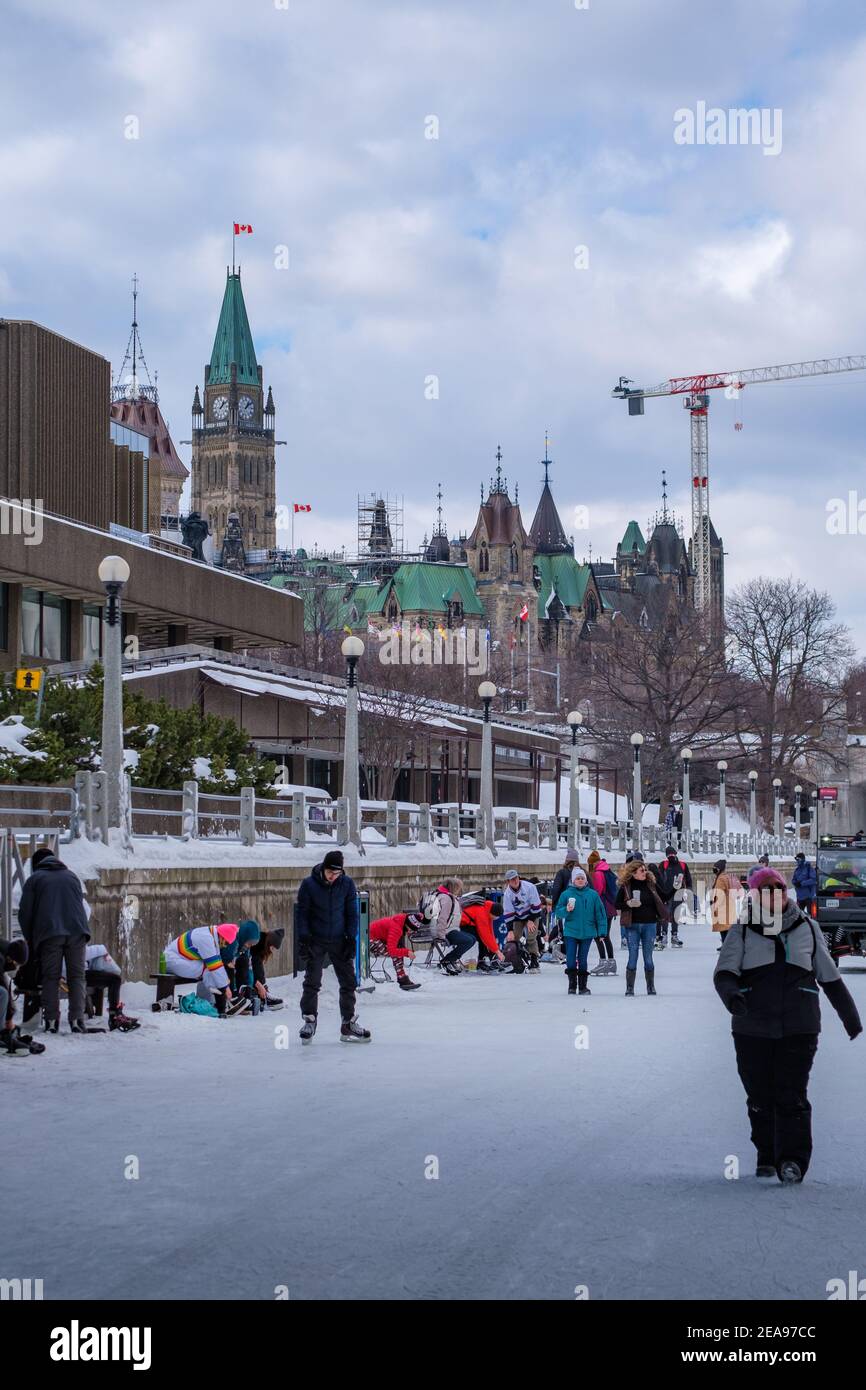 Ottawa (Ontario), Canada - le 6 février 2021 : les visiteurs du canal Rideau se laguent et patinent sur la glace du centre-ville d'Ottawa par le Centre national des Arts ( Banque D'Images