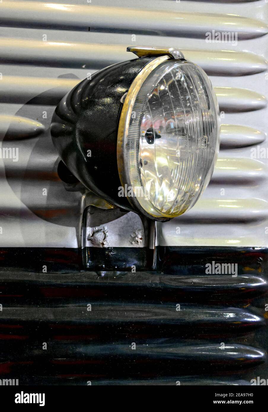 ancien phare noir sur une voiture peinte en noir et argent corps en tôle de fonte ondulée Banque D'Images