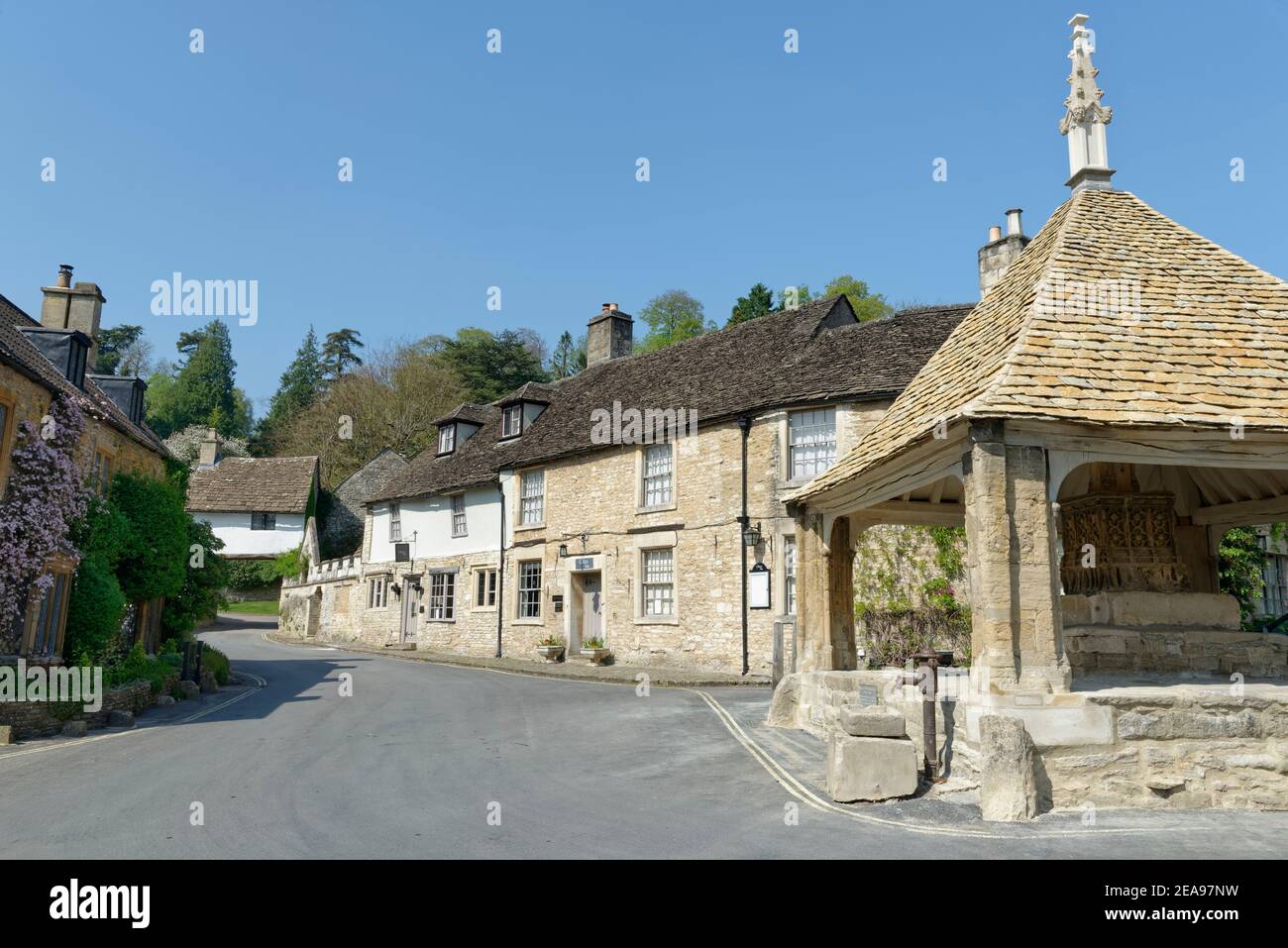 Au XIVe siècle, Market Cross et Castle Inn, Market Square, village de Castle Combe, ont déserté pendant la première période de confinement du coronavirus, Wiltshire, Royaume-Uni. Banque D'Images