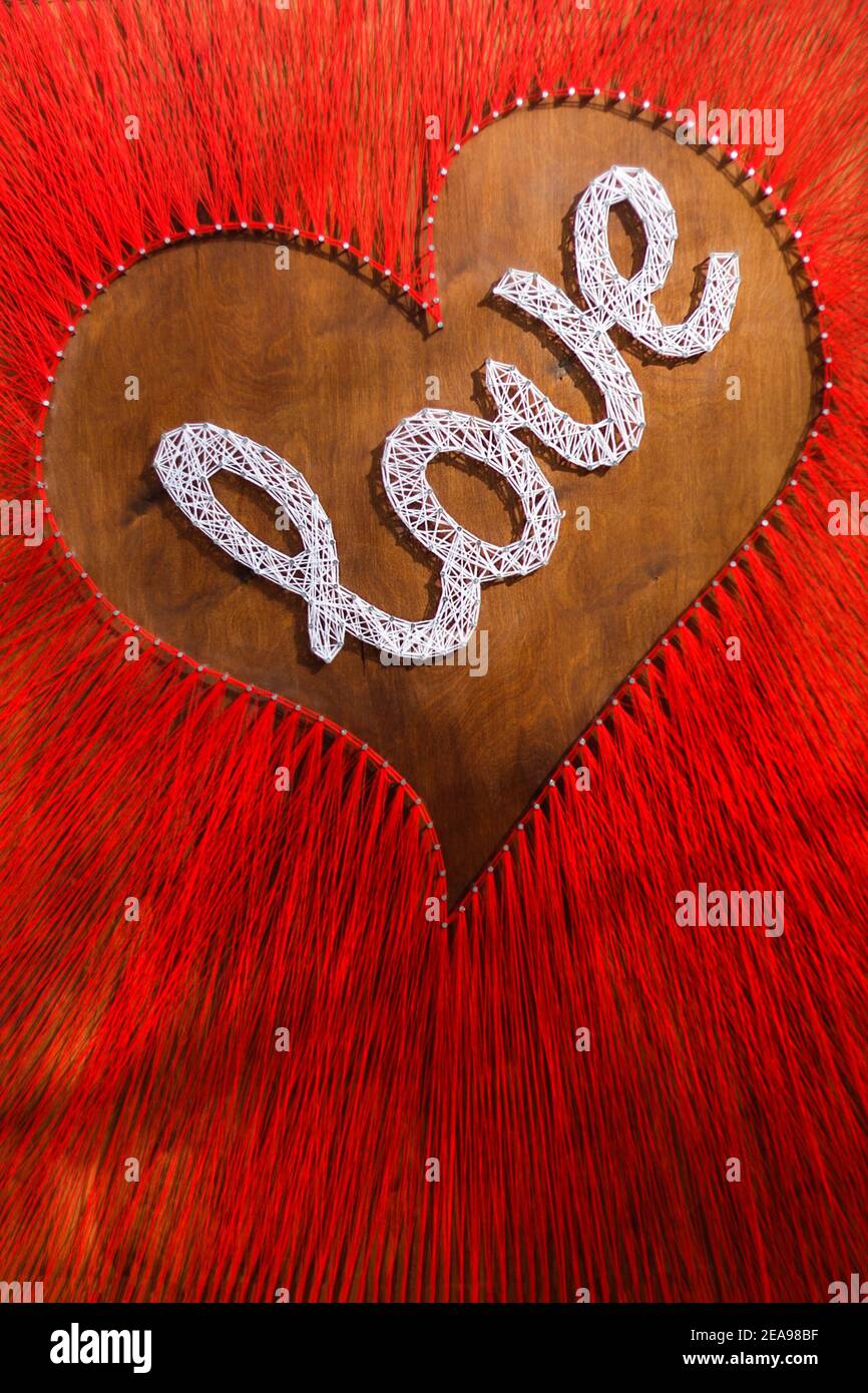 Concept de Saint-Valentin. Mot amour sur fond rouge. Carte rouge vierge avec le coeur et le mot Amour sur fond rouge pour vos salutations. Façonner le cœur Banque D'Images