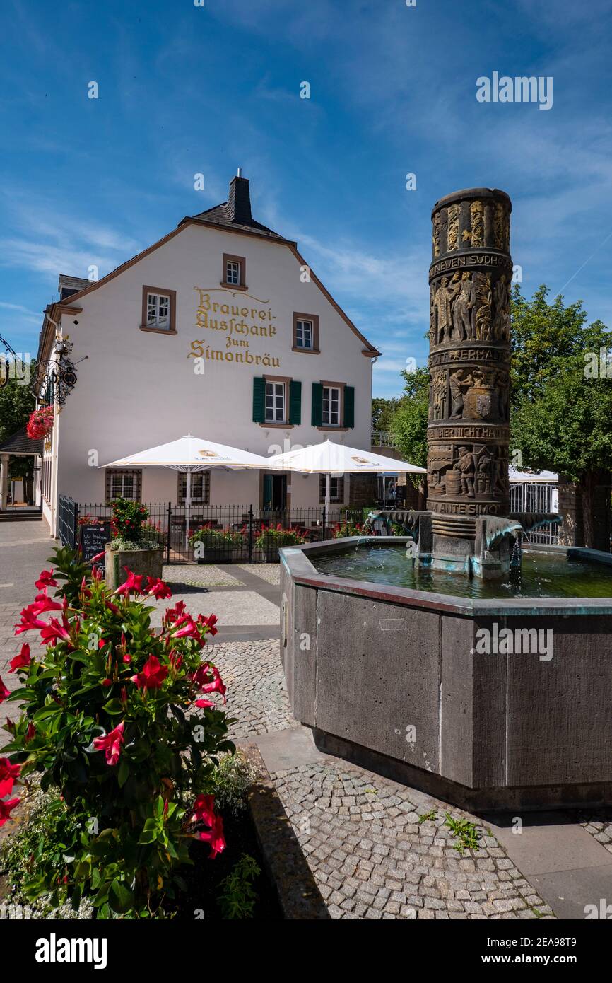 Fontaine à bière et restaurant Simonbräu, Bitburg, Eifel, Rhénanie-Palatinat, Allemagne Banque D'Images