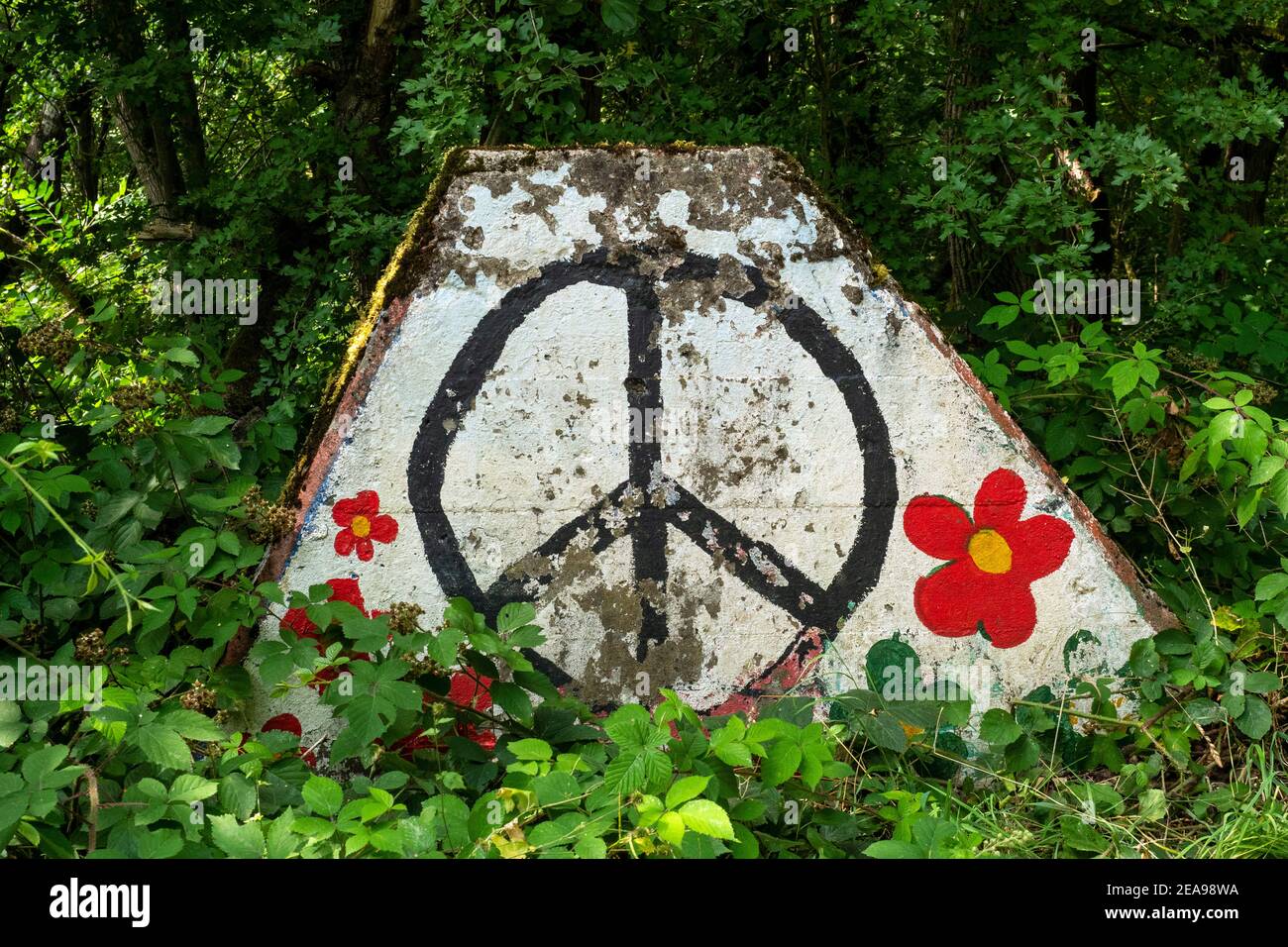 Signe de paix sur la ligne de houle, ancienne barrière anti-char de la ligne Siegfried près de Mettlach-Orscholz, vallée de Saar, Sarre, Allemagne Banque D'Images