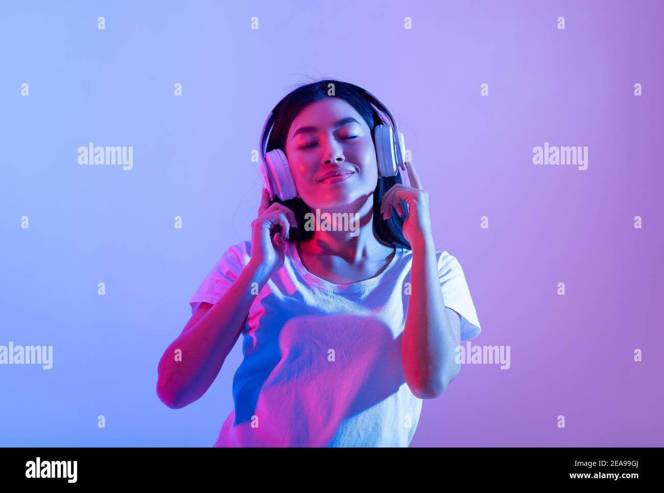 Restez seul à la maison pendant le Covid-19 et détendez-vous à votre place le temps avec la musique Banque D'Images