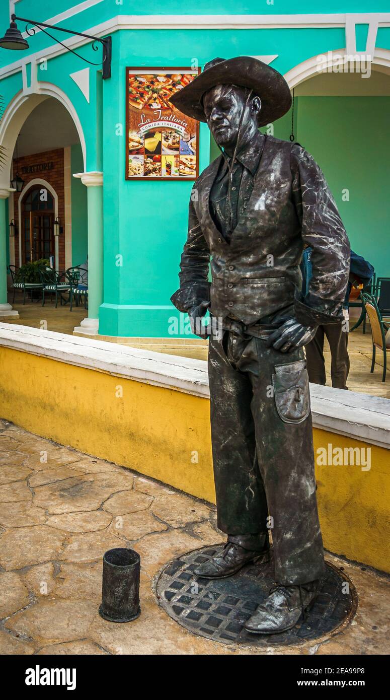 Cayo Santa Maria, Cuba, février 2016 - Street mime en cowboy noir tenue debout dans un coin de la Estrella attendant de divertir les touristes en visite Banque D'Images