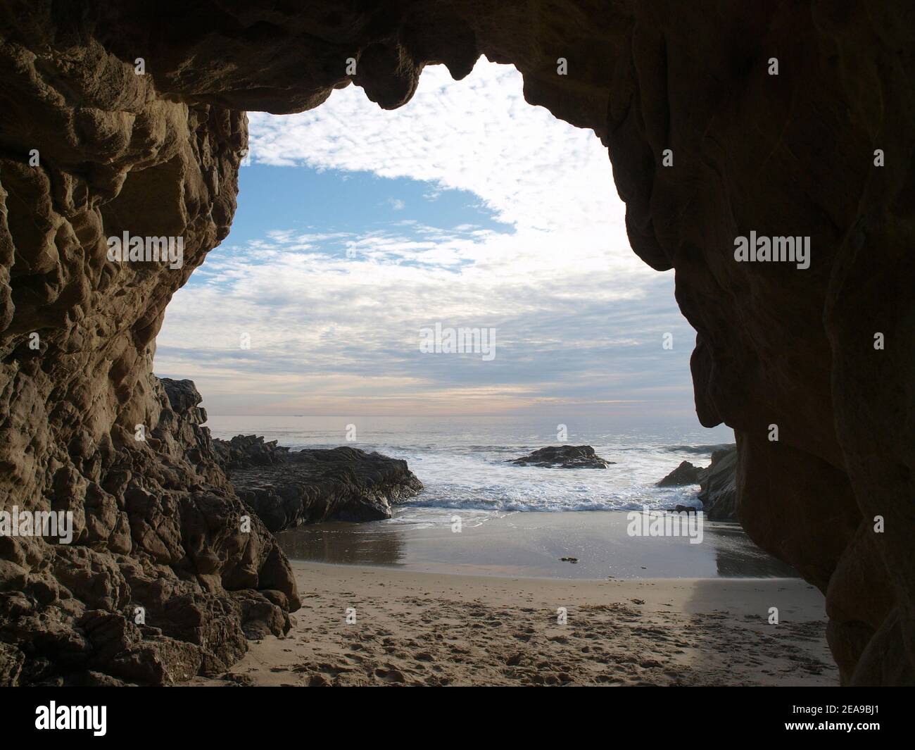 Grotte de sable à la plage d'État de Leo Carrillo à Malibu, en Californie. Banque D'Images