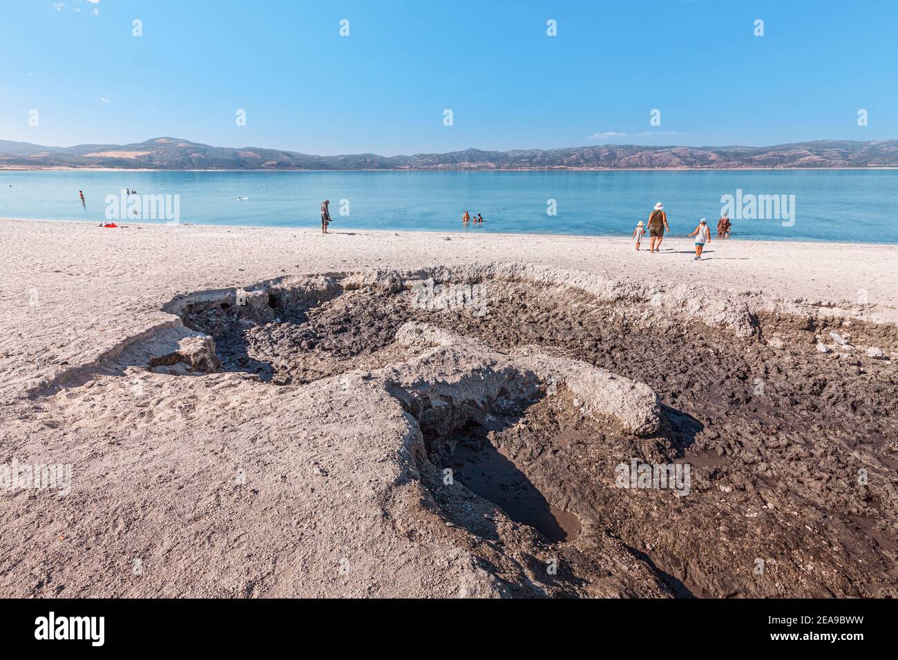 Le lac Salda en Turquie est connu pour ses bains de boue thérapeutiques avec l'hydromagnésite minéral pour le traitement de maladies dermatologiques et autres. Banque D'Images