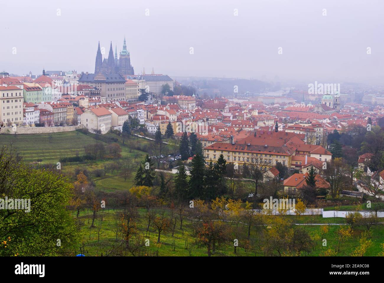 Vue sur Prague depuis le monastère de Strahov, le château et la cathédrale Saint-Vitus par une journée farade. Banque D'Images