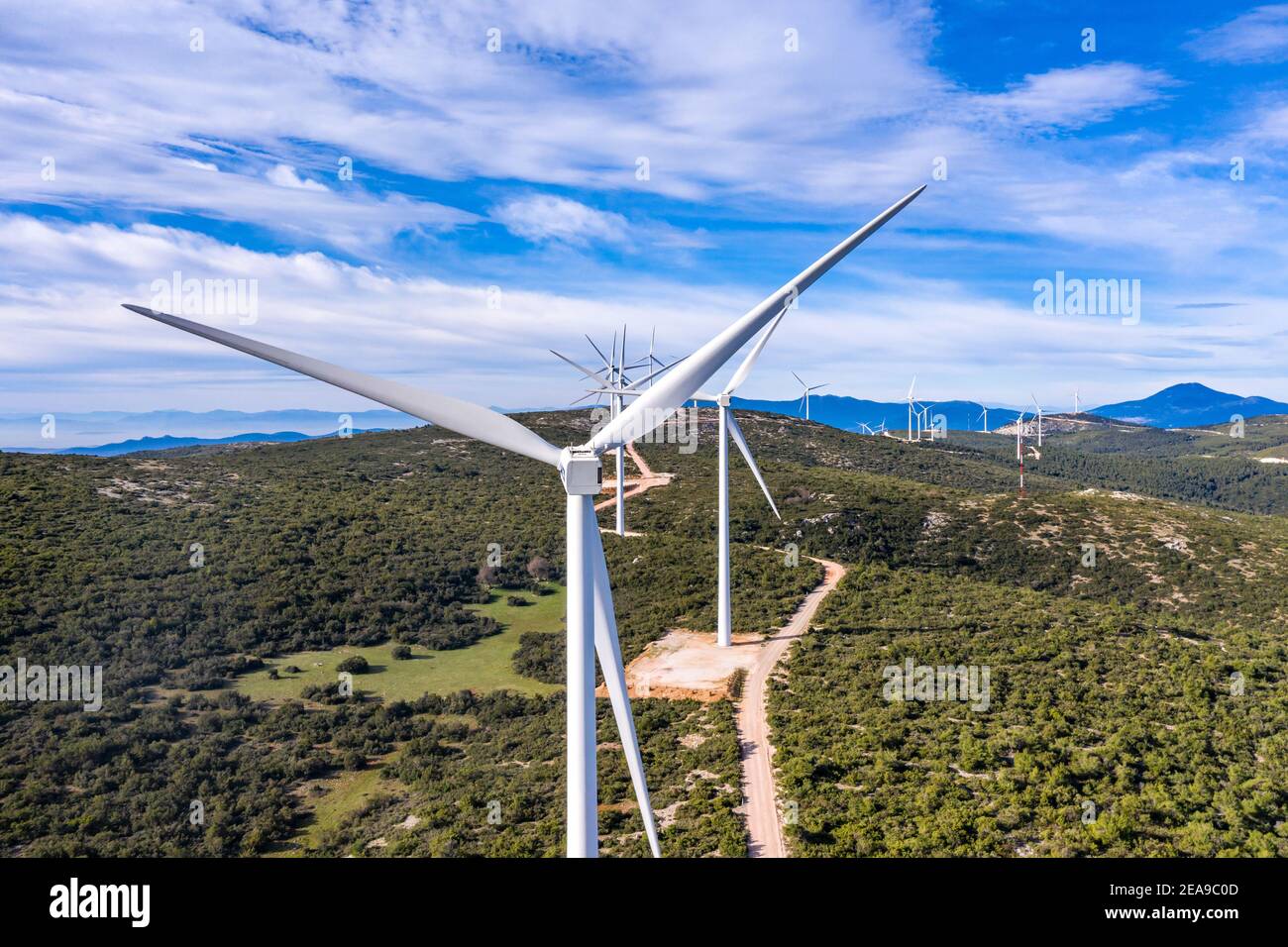 Éoliennes sur la colline, ferme éolienne, vue aérienne de drone. Production d'énergie écologique. Usine d'énergie alternative, ciel bleu ciel nuageux, Grèce Banque D'Images