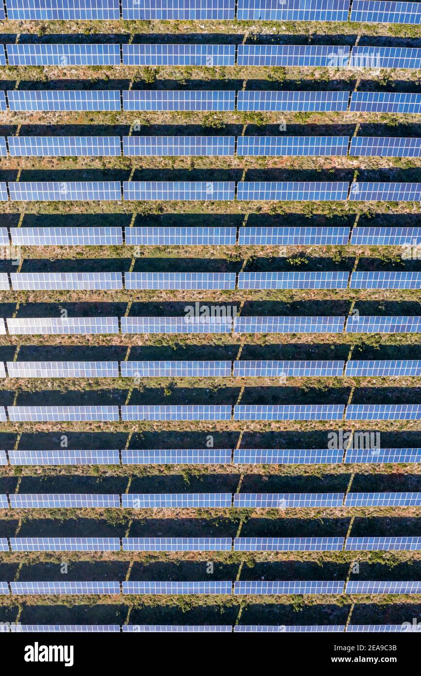 Énergie solaire, panneaux de fond, concept de production d'énergie verte alternative. Centrale électrique verte écologique renouvelable, vue de dessus de l'antenne de drone. Banque D'Images