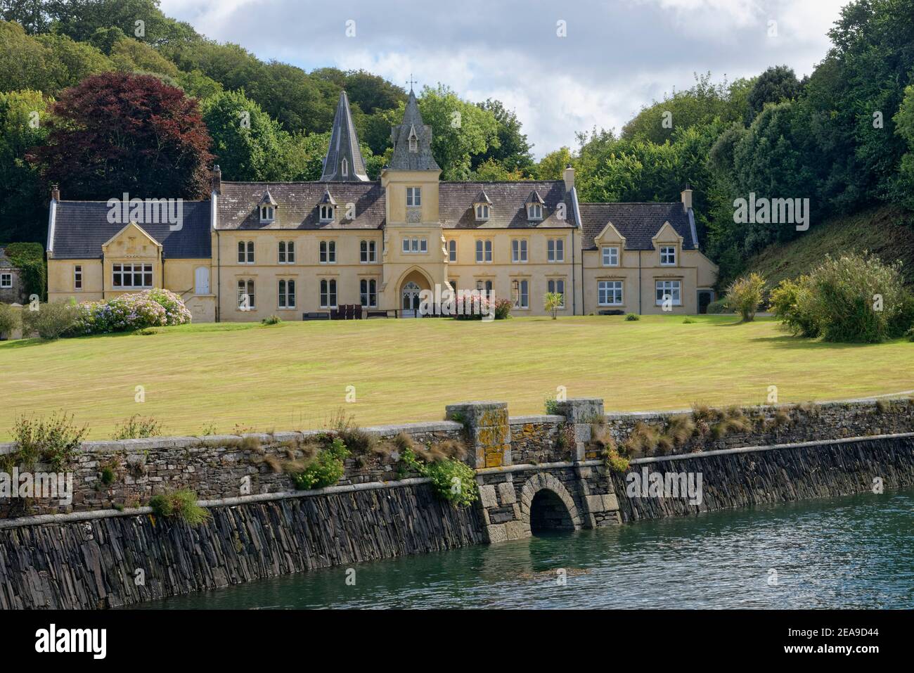 Place House, manoir victorien situé sur le site d'un ancien prieuré, St. Anthony à Roseland, péninsule de Roseland, South Cornwall, Royaume-Uni, août 2020. Banque D'Images