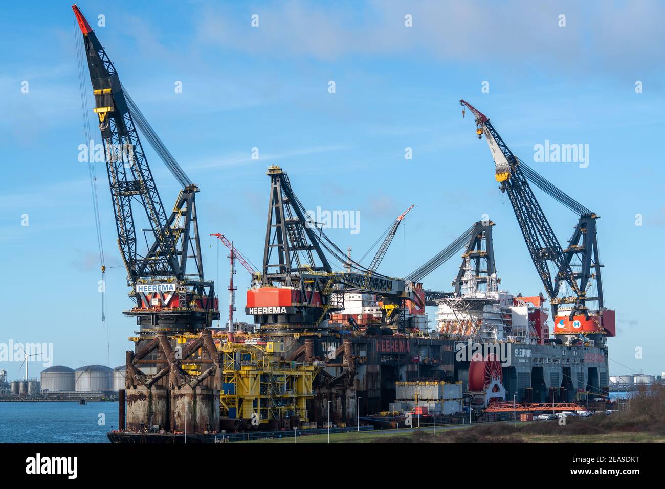 ROTTERDAM, PAYS-BAS - 28 janvier 2021 : le navire de grue semi-submersible Thialf de Heerema Marine Contractors attend des travaux d'entretien dans le port de Rott Banque D'Images