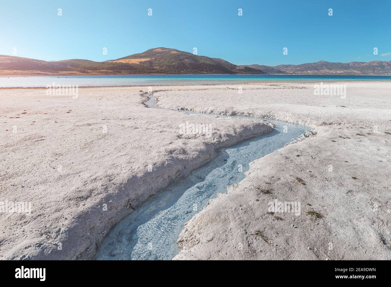 Un petit ruisseau coule au milieu de roches sédimentaires blanches et de dépôts de craie. Station populaire du lac Salda en Turquie. Banque D'Images