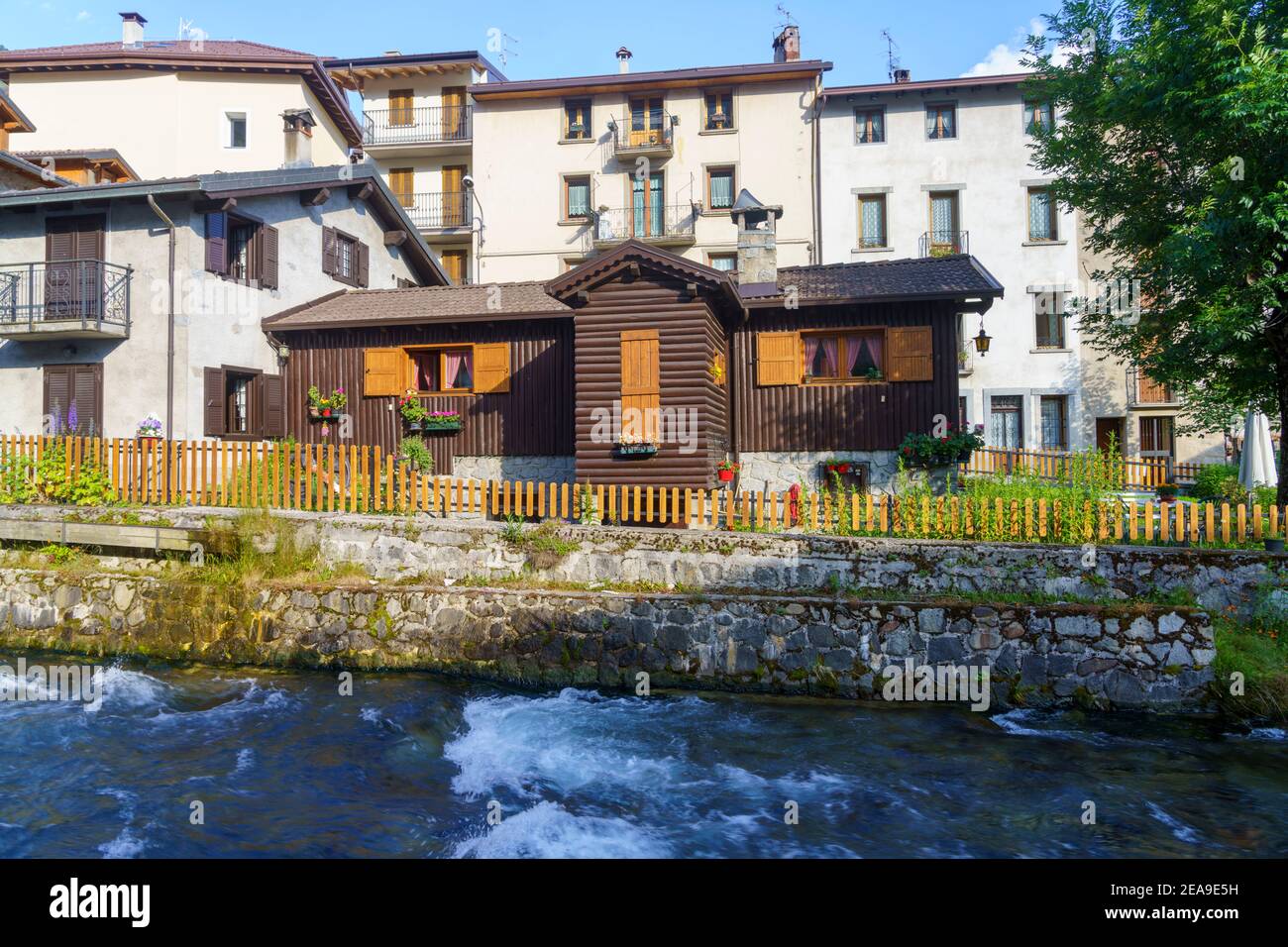 Ponte di Legno, province de Brescia, Lombardie, Italie. Vieille ville dans la vallée de la Camonica Banque D'Images