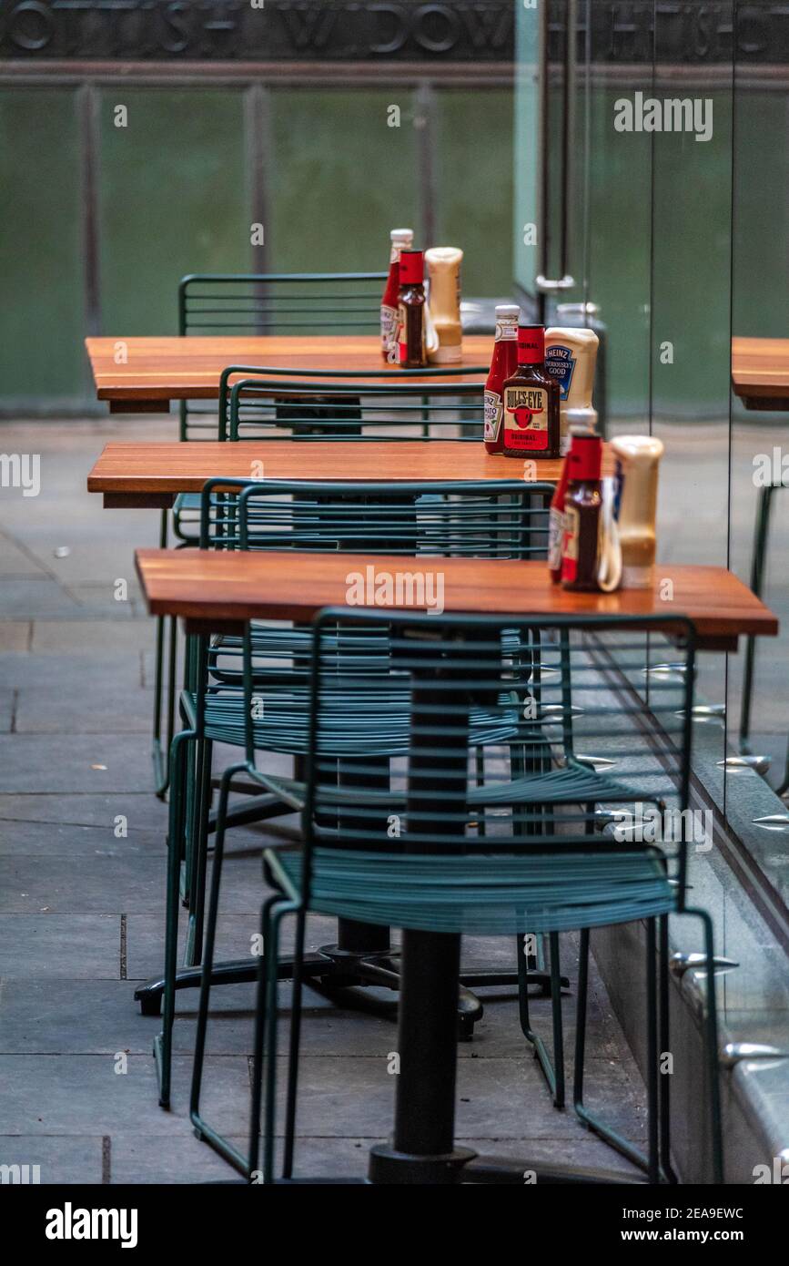 Tables de restaurant vides dans le quartier financier de la ville de Londres. Banque D'Images