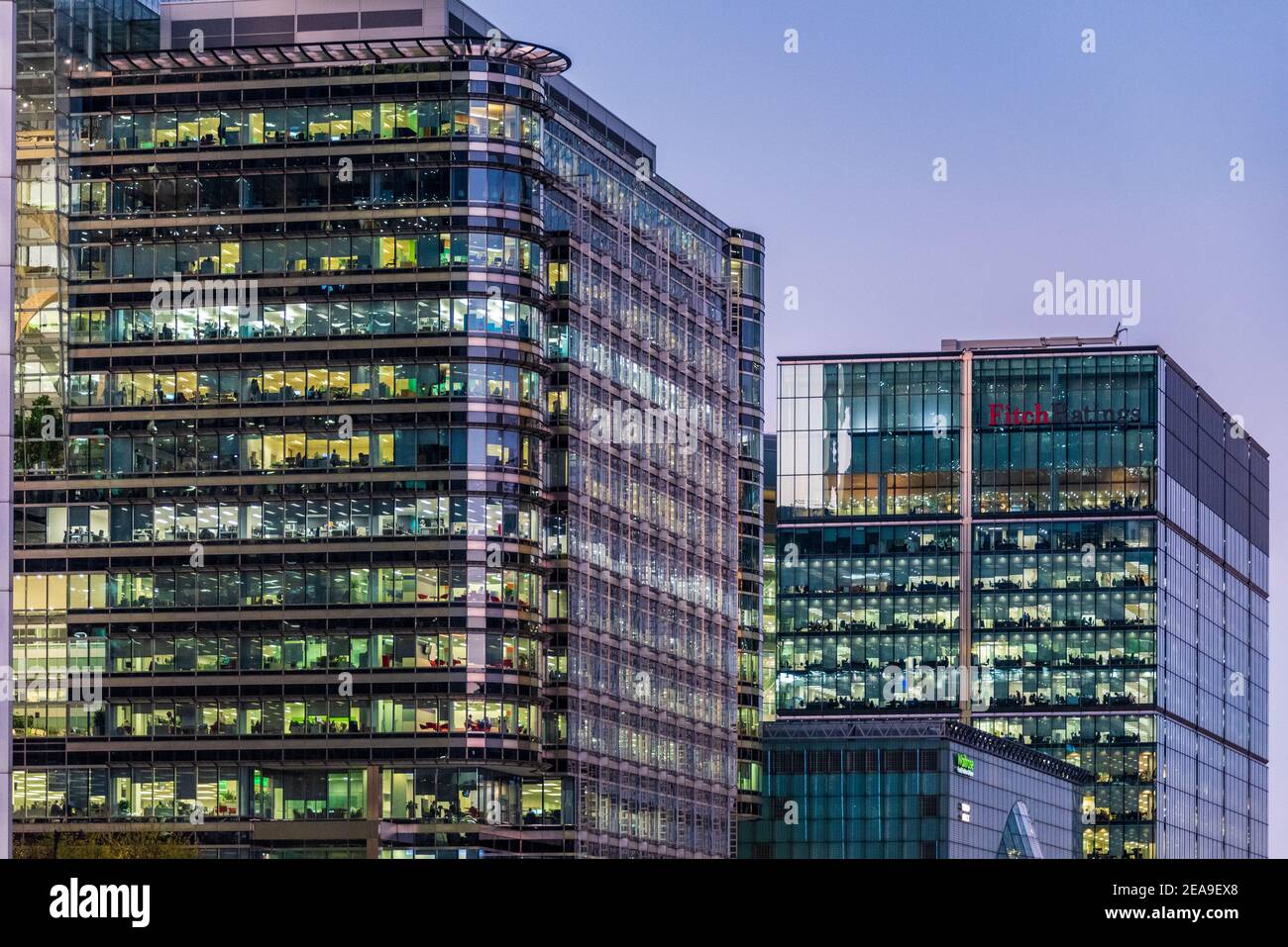 Canary Wharf London - sur la gauche, 20 bureaux de BP & S&P Global sur la place du Canada, sur la droite Fitch Ratings au 30 N Colonnade. Banque D'Images