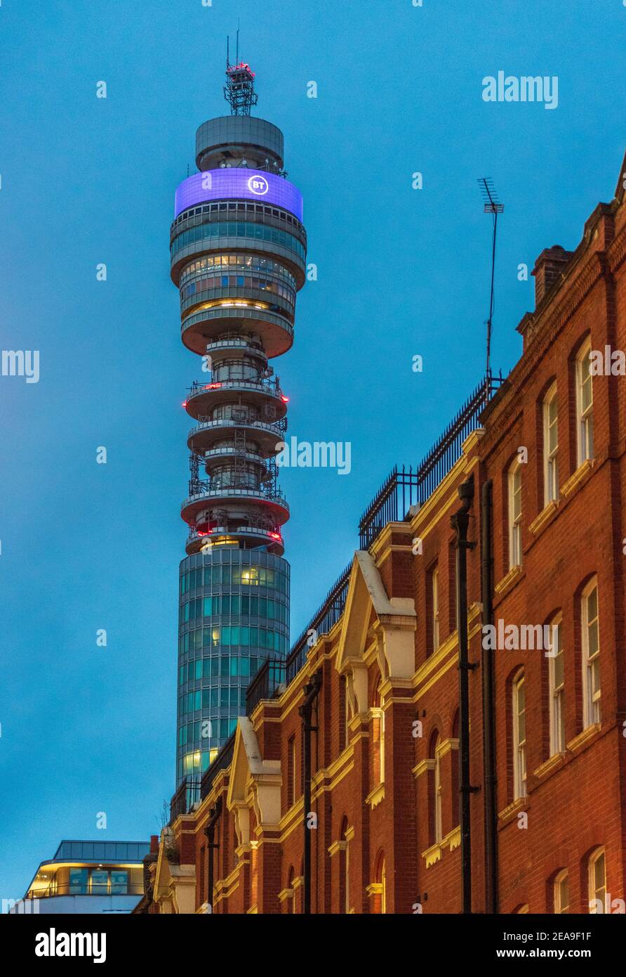 BT Tower Londres avec nouveau logo BT 2019. La BT Tower ouvert en 1965. Banque D'Images