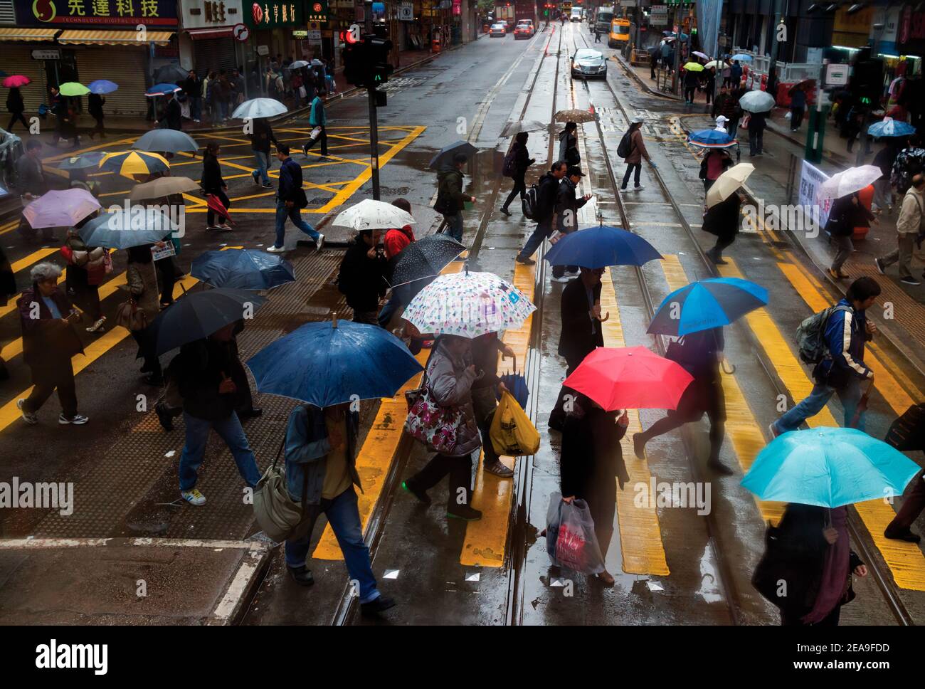 Hong Kong. Hennessy Road. Jour de pluie. Les piétons se précipitent de l'autre côté de la route. Banque D'Images