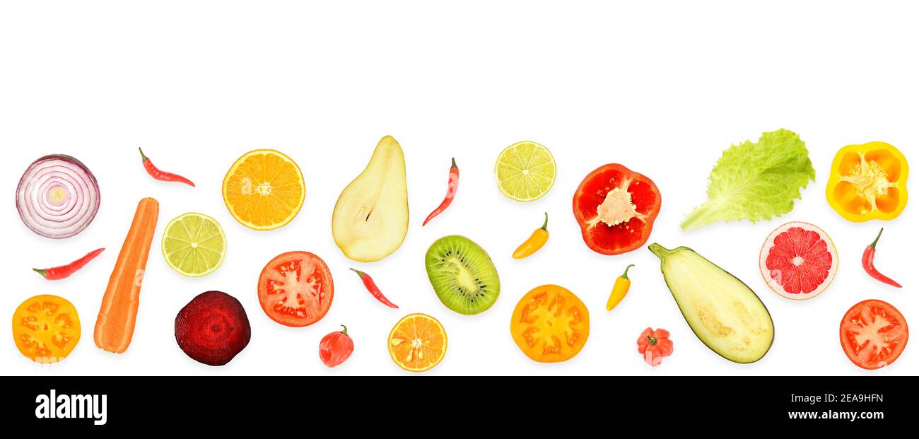 Moitiés de fruits et légumes frais isolées sur fond blanc. Copier l'espace pour le texte Banque D'Images