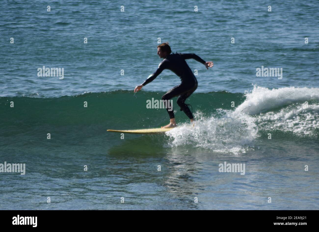 Vue latérale de Cornish Surfer Banque D'Images