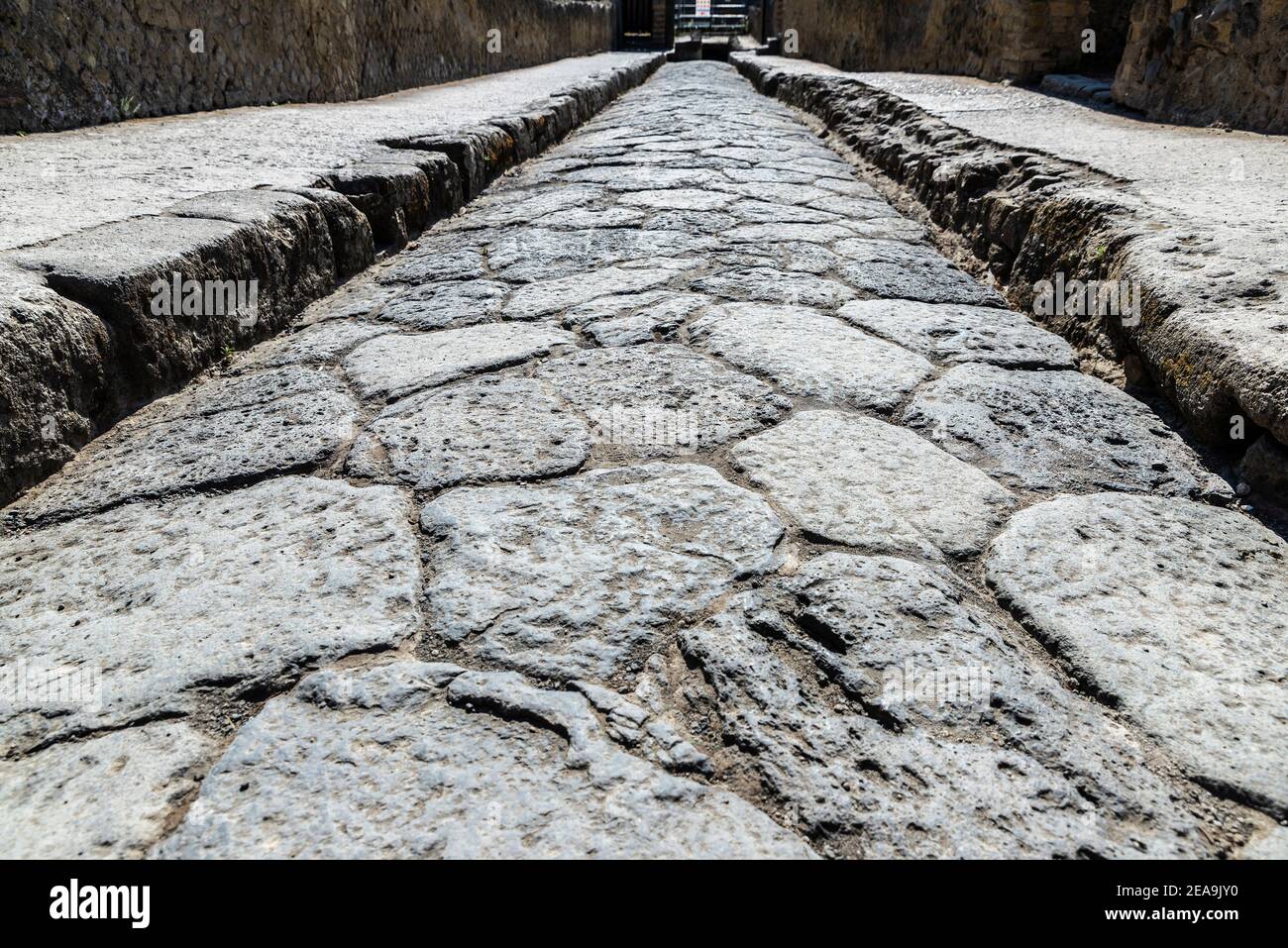 Rue pavant des pierres comme arrière-plan dans les ruines de l'ancien site archéologique d'Herculanum à Ercolano, Italie Banque D'Images