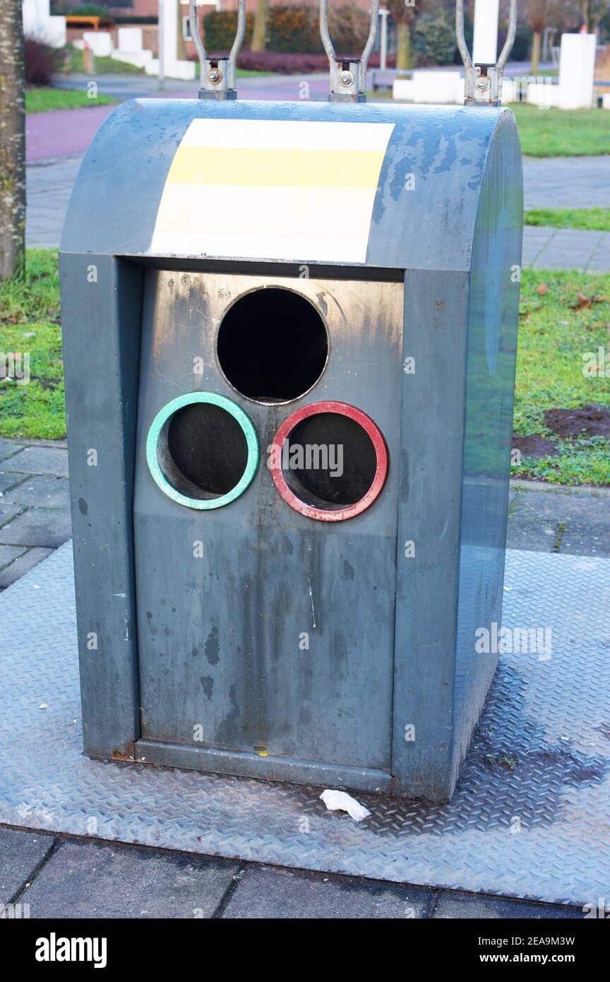 Poubelle en verre pour le recyclage du verre, pour verre transparent, rouge et vert Banque D'Images