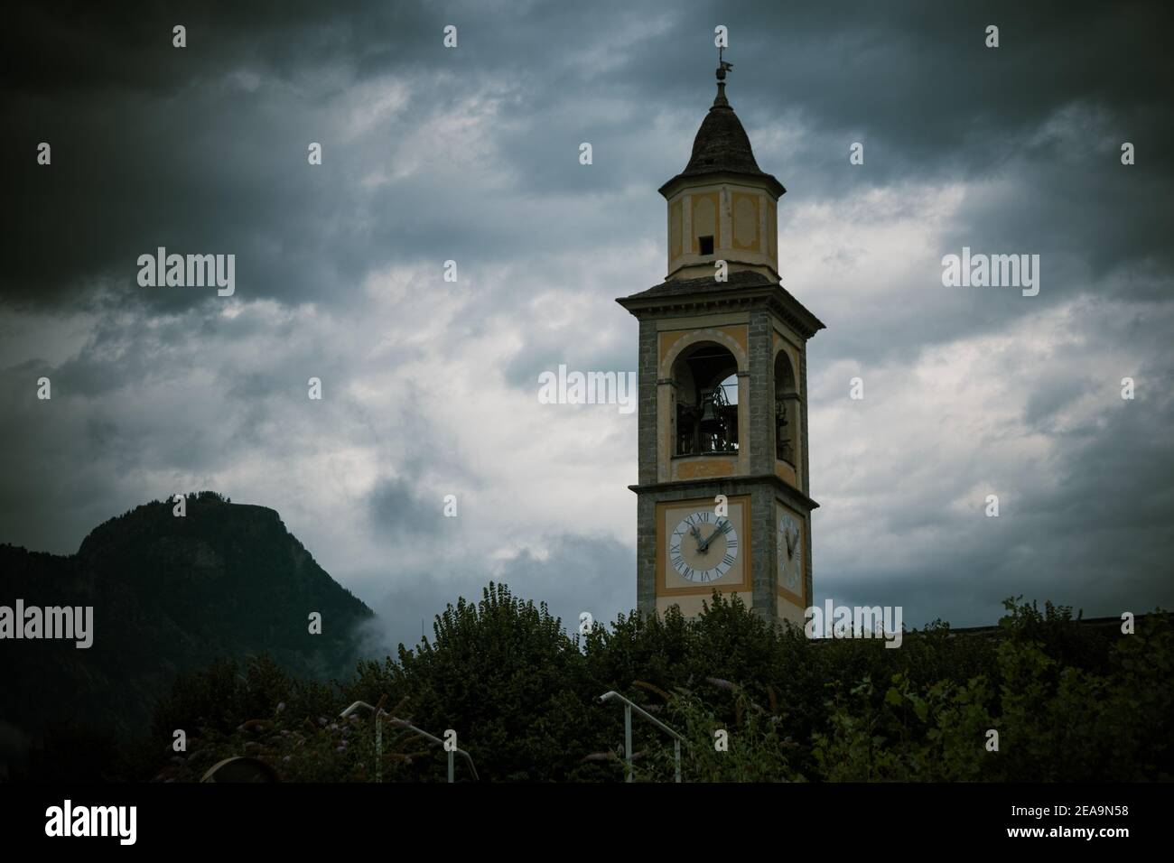 Église en italie nuages sombres sombres et sombres Banque D'Images