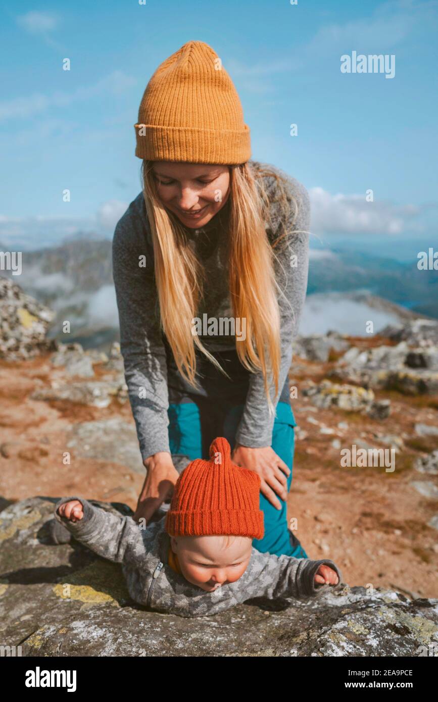 Mère avec bébé jouant en plein air famille voyage style de vie vacances bébé Voyage de saison d'automne pour l'apprentissage des enfants en Norvège Banque D'Images