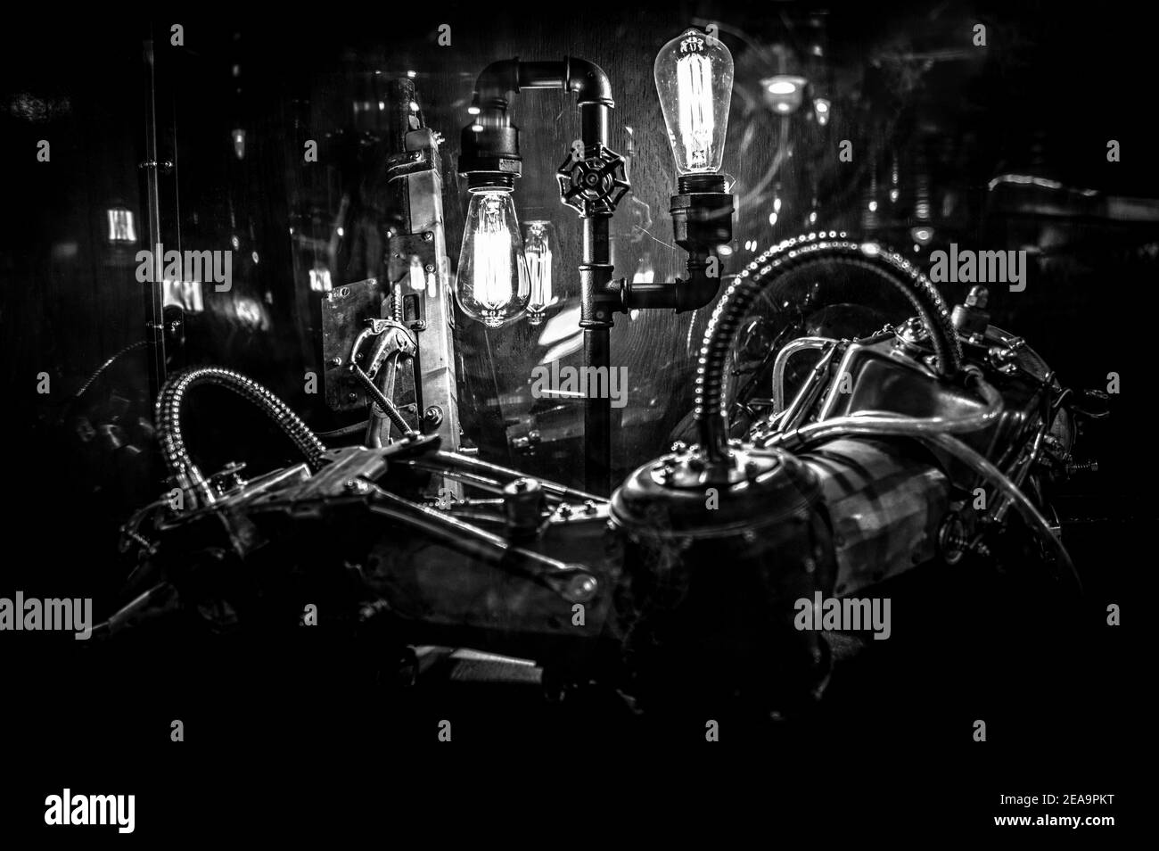 Bras mécanique cassé et ampoules dans l'obscurité. Noir et blanc Banque D'Images