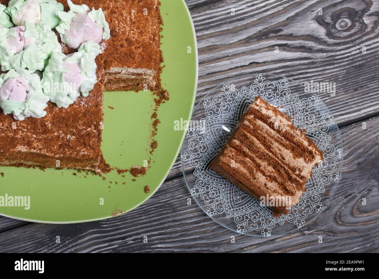 Gateau Au Miel Decore De Tulipes Zephyr La Piece Est Coupee Sur Les Planches De Pin Photo Stock Alamy