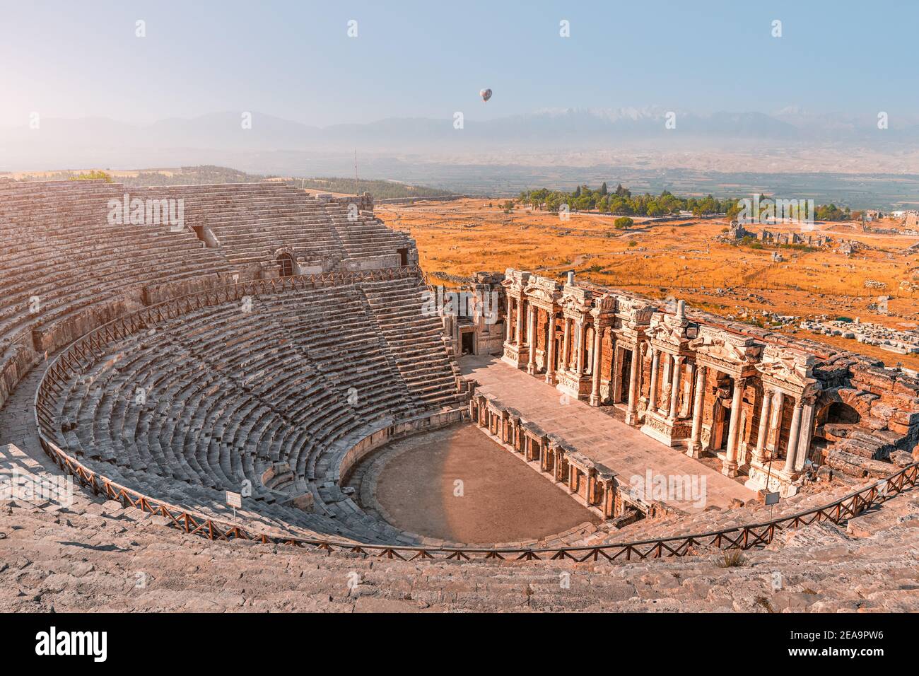 Ancien amphithéâtre grec dans la ville de Hiérapolis près de Pamukkale en Turquie. Merveilles et attractions de voyage. Montgolfière au-dessus le matin sk Banque D'Images