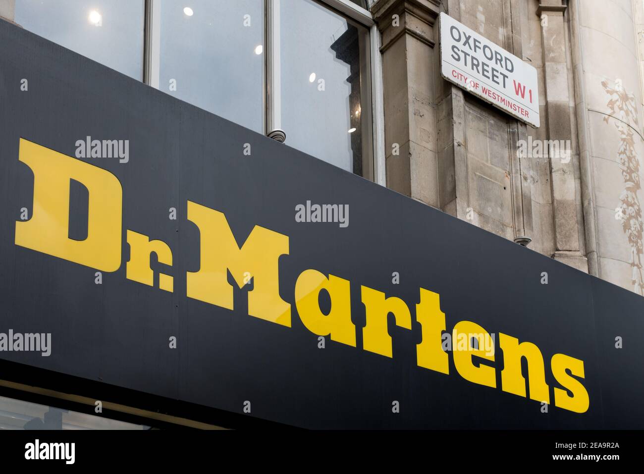 Logo Boutique enseigne avant de la marque détaillant Classic British Show Shop Dr. Martens, 386 Oxford Street, Londres W1C 1JT Banque D'Images