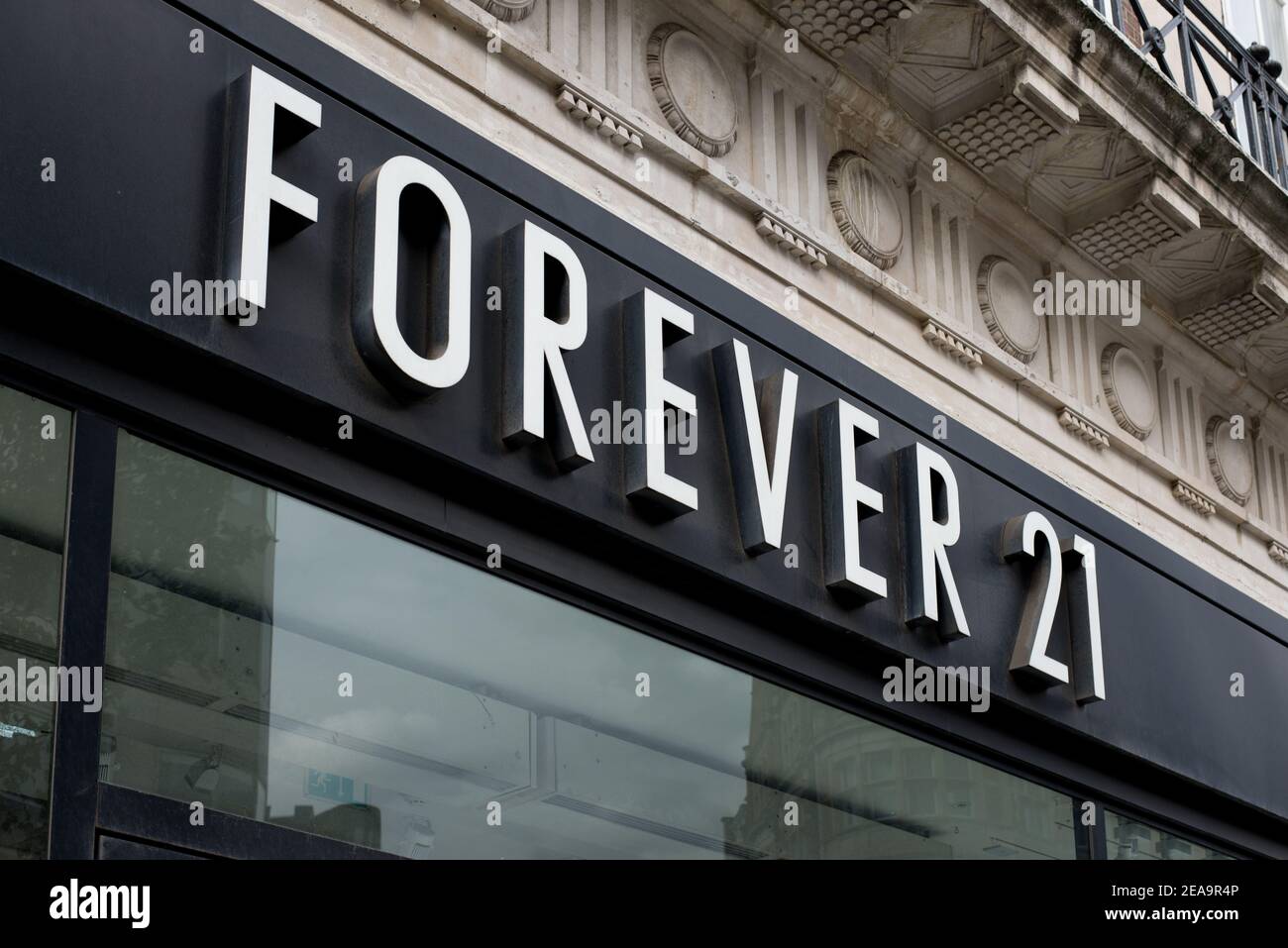 Logo Boutique enseigne avant-boutique détaillant mode rapide Luxe Forever 21, 360-366, Oxford Street, Londres W1C 1JN Banque D'Images