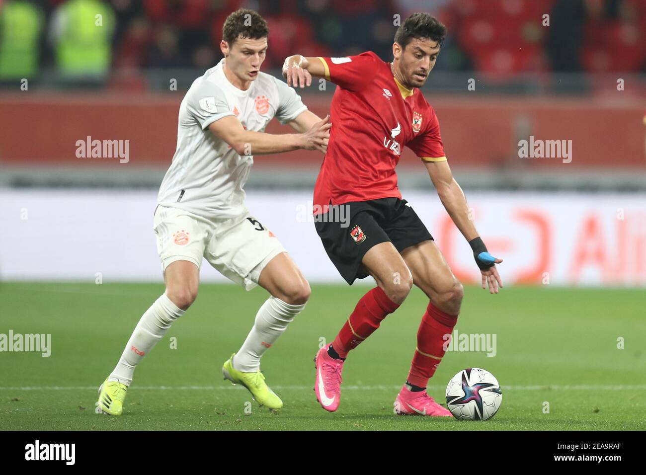 AR Rayyan, Qatar. 08 février 2021. Benjamin Pavard (L) du Bayern Munich et Taher Mohamed d'Al Ahly se battent pour le ballon lors du match de demi-finale de la coupe du monde du club de la FIFA entre Al Ahly SC et le FC Bayern Munich au stade Al Rayyan. Credit: Mahmoud Hefnawy/dpa/Alay Live News Banque D'Images