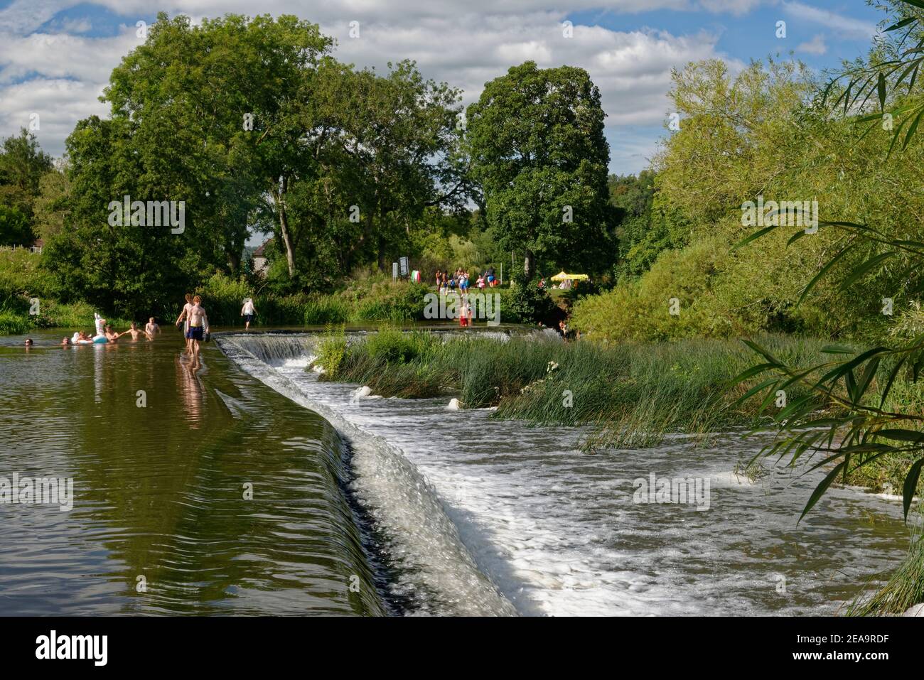 Personnes se baignant à Warleigh Weir sur la rivière Avon par une chaude journée, près de Bath, Somerset, août 2020. Banque D'Images