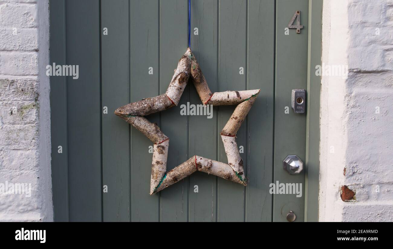 Forme en étoile faite de branches de bouleau argenté suspendues sur la porte Banque D'Images
