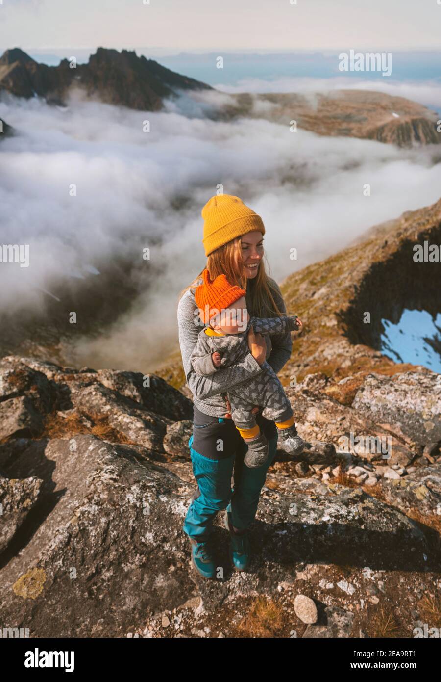 Mère randonnée avec bébé bébé famille vacances voyage sain style de vie Femme active en plein air avec l'alpinisme des enfants en Norvège Banque D'Images
