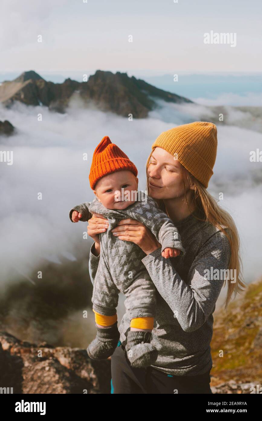 Mère avec enfant voyage en montagne famille style de vie femme randonnée Avec bébé bébé vacances actives voyage Fête des mères jour de vacances Banque D'Images