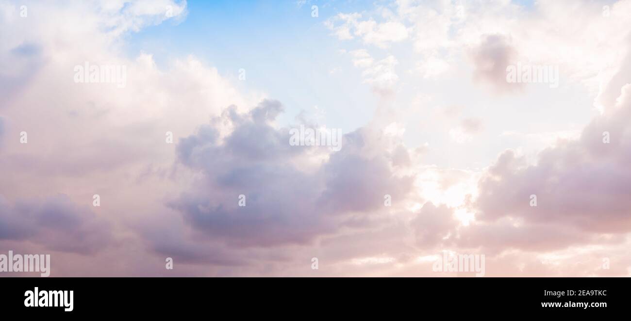 Panorama ciel nuageux au coucher du soleil, texture naturelle de la photo d'arrière-plan Banque D'Images