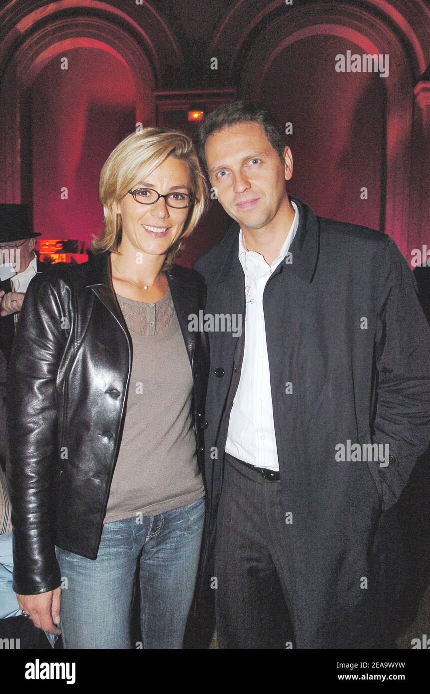 Les journalistes français Isabelle Ferrari et Thomas Hugues assistent à la fête pour le lancement du sixième tome de la saga Harry Potter écrit par J.K Rowling à l'Ecole des Beaux-Arts à Paris le 30 septembre 2005. Photo de Bruno Klein/ABACAPRESS.COM. Banque D'Images