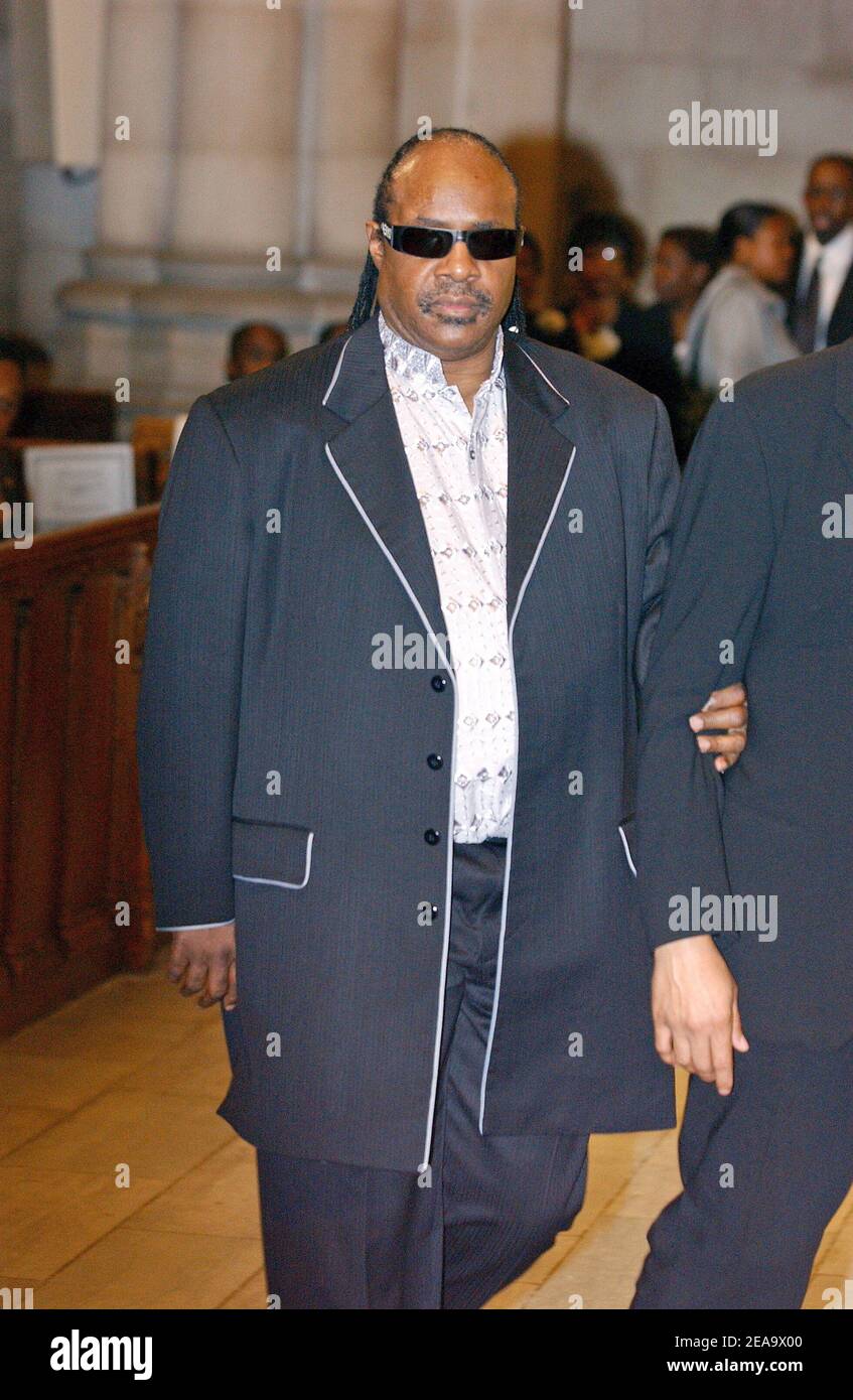 Stevie Wonder au Funeral of Music Legend Luther Vandross à New York, NY, le 8 juillet 2005. Les services ont eu lieu à Harlem, à l'église Riverside. Le chanteur est décédé à l'âge de 54 ans, le 1er juillet 2005. Photo de Nicolas Khayat/ABACAPRESS.COM Banque D'Images